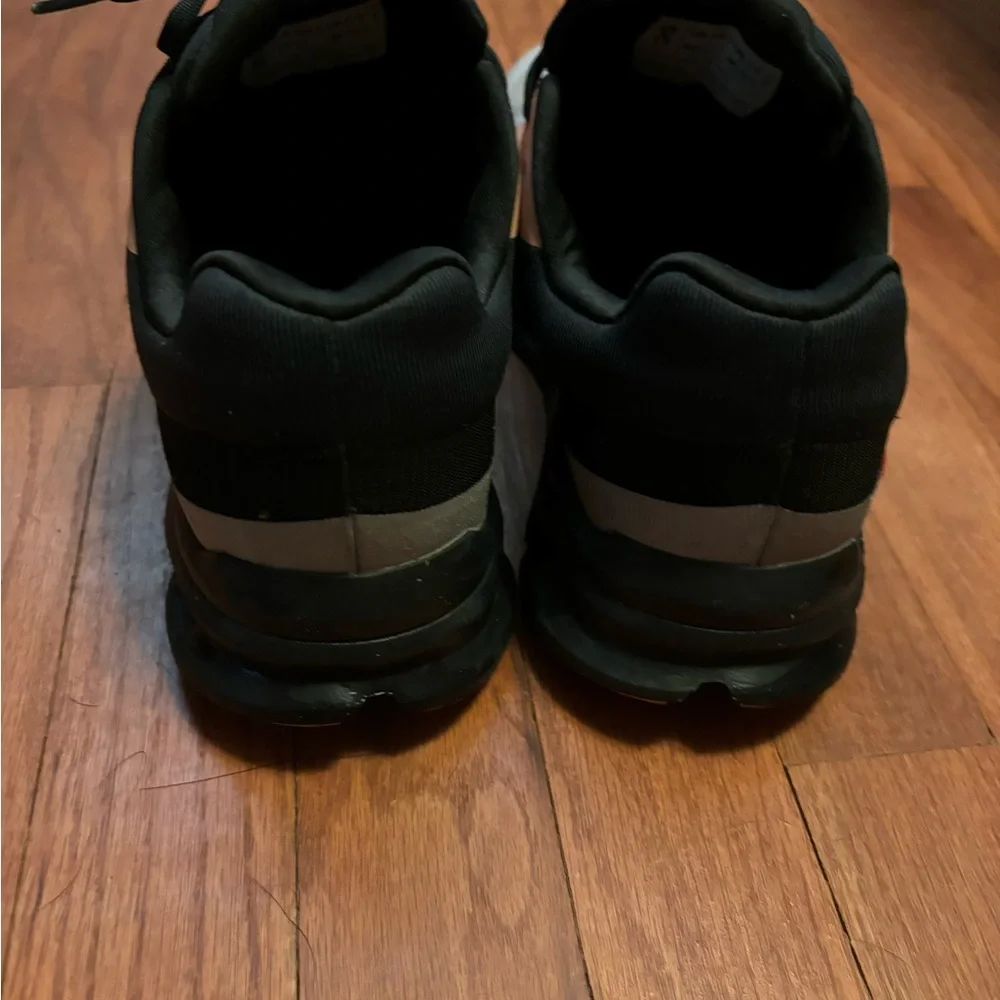 On running shoes size w9 - Picture 3 of 8
